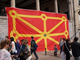 Nabarrako bandera Arquillos-en kokaturik agertzen da, pasa den urteko Setioaren Urteurrenean.